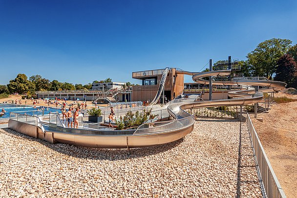 Wasserrrutsche im Freibad Donauwörth auf dem Schellenberg Wasserrrutsche im Freibad Donauwörth auf dem Schellenberg