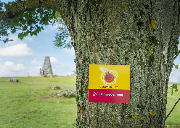 Hinweisschild zum Schwedenweg am Albuch