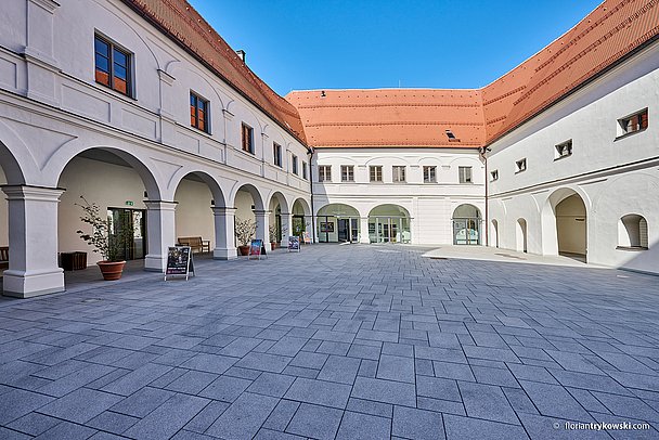 Weitläufiger Schlosshof im Wittelsbacher Schloss Friedberg Weitläufiger Schlosshof im Wittelsbacher Schloss Friedberg