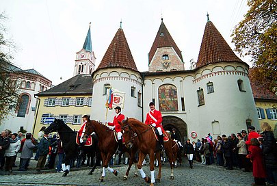 Leonhardiritt Weißenhorn, drei Reiter vor altem Rathaus