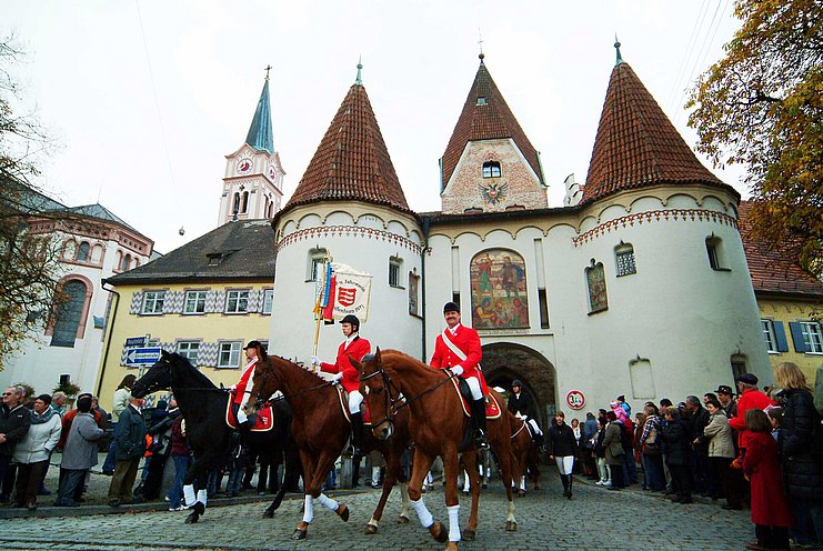 Leonhardiritt Weißenhorn, drei Reiter vor altem Rathaus Leonhardiritt Weißenhorn, drei Reiter vor altem Rathaus