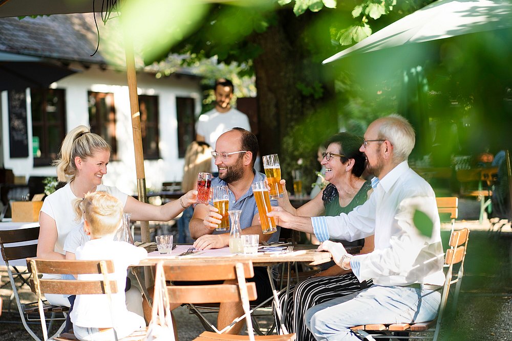 Familiem bei Essen im Biergarten im Waldvogel in Leipheim