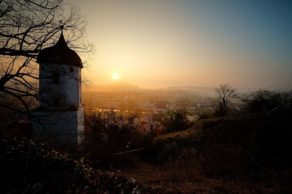 Schloss Harburg im Nebel bei Sonnenuntergang Schloss Harburg im Nebel bei Sonnenuntergang