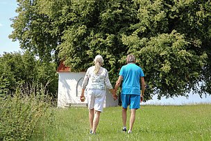 Paar spaziert zur Kapelle in Mittelneufnach Paar spaziert zur Kapelle in Mittelneufnach