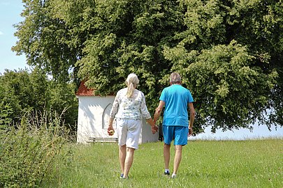 Paar spaziert zur Kapelle in Mittelneufnach Paar spaziert zur Kapelle in Mittelneufnach
