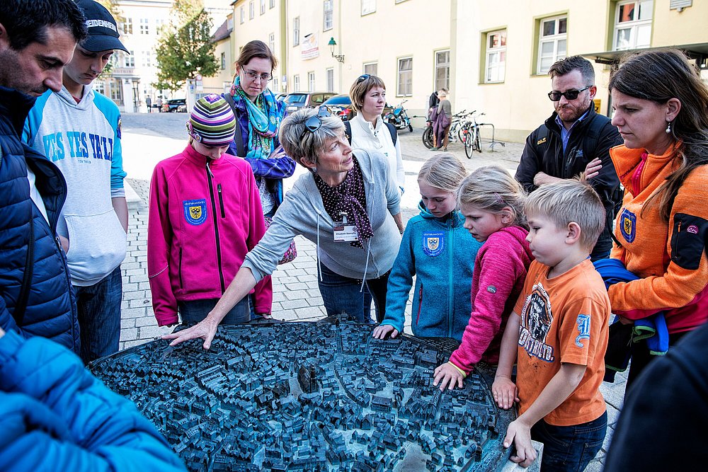 Kinder und Stadtführerin stehen am Modell der Stadt Nördlingen Kinder und Stadtführerin stehen am Modell der Stadt Nördlingen