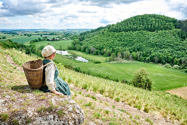 Wanderin vor Burgruine Niederhaus in Ederheim im Donauries