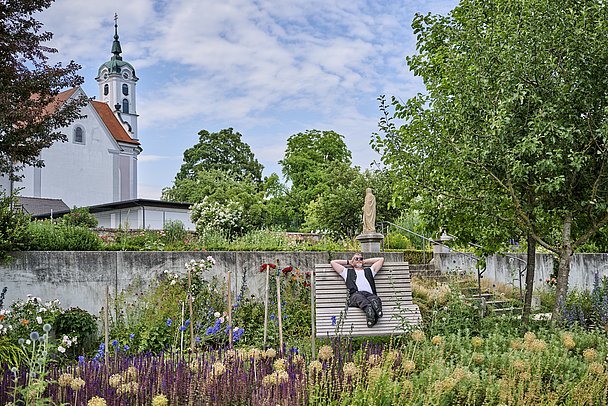 Pause im Kräutergarten von Kloster Oberelchingen