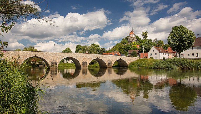 Felsenkirche und Brücke über den Fluss Wörnitz in Wörnitzstein