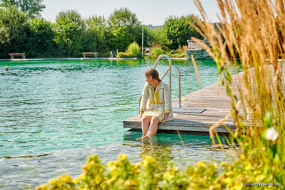 Natufreibad Fischach, Katharina Zott sitzt am Steg Natufreibad Fischach, Katharina Zott sitzt am Steg