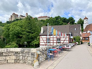 Alte Brücke mit kleinem Straßencafé in Harburg und Blick zur Burg Alte Brücke mit kleinem Straßencafé in Harburg und Blick zur Burg