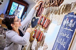 Sieglinde Beck in ihrem Hofladen bei Oettingen in Bayerisch-Schwaben