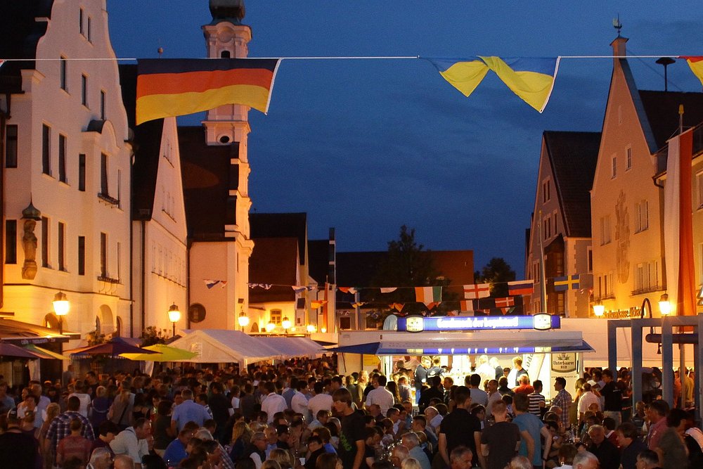 Alstadtfest in Aichach mit einer großen Menschenmenge Alstadtfest in Aichach mit einer großen Menschenmenge
