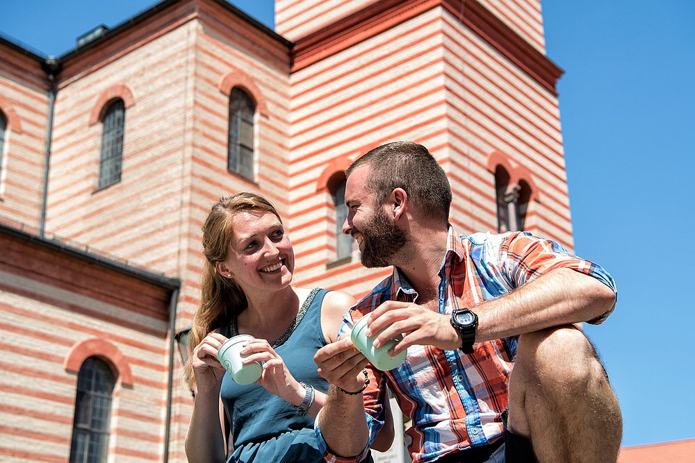 Paar macht Eispause St. Jakobs Kirche Paar macht Eispause St. Jakobs Kirche
