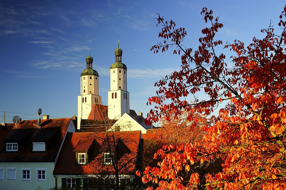 Die Kirchtürme von St. Emmeram im herbstlichen Wemding