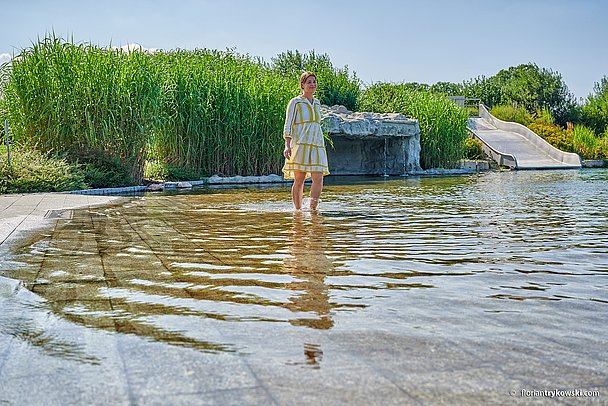 Natrufreibad Fischach, Katharina Zott im sommerlichen Kleid im Wasser Natrufreibad Fischach, Katharina Zott im sommerlichen Kleid im Wasser