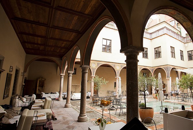 Damenhof in Augsburg, Café und Bar in der Innenstadt