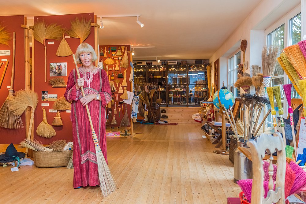 Christel Hirner, Betreiberin des Besenmuseums in Günzburg, steht in ihrem Ausstellungsraum und hält einen Besen in der Hand. Christel Hirner, Betreiberin des Besenmuseums in Günzburg, steht in ihrem Ausstellungsraum und hält einen Besen in der Hand.