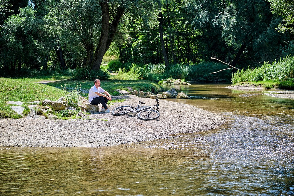 Radfahren eines Mannes am Paardurchbruch in Friedberg Ottmaring