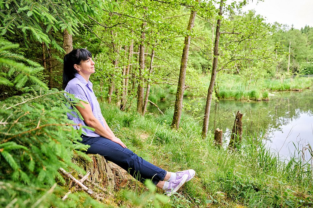 Stefanie Pröbstle vom Waldvogel sitzt am Ufer des Salzweihers