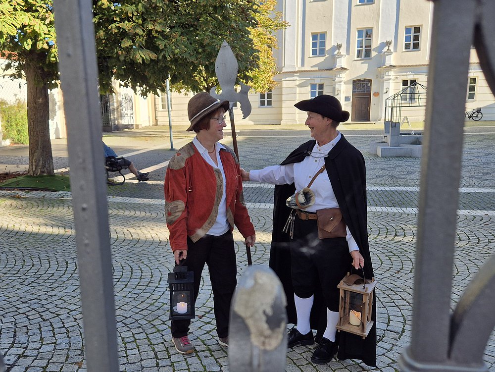 Durch das schmideisene Tor im Dossenbergerhof sieht man den Nachtwächter und den Türmer Durch das schmideisene Tor im Dossenbergerhof sieht man den Nachtwächter und den Türmer