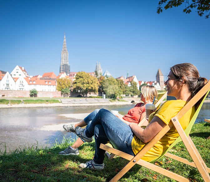 Pause an der Donau mit Blick auf Ulm 