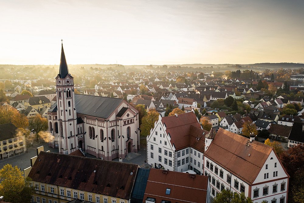 Stadt Weißenhorn von oben mit Blick auf die Kirche und Schlösser Stadt Weißenhorn von oben mit Blick auf die Kirche und Schlösser