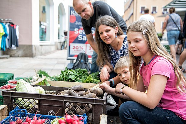 Familie kauf frisches Gemüse am Markt in Donauwörth Familie kauf frisches Gemüse am Markt in Donauwörth