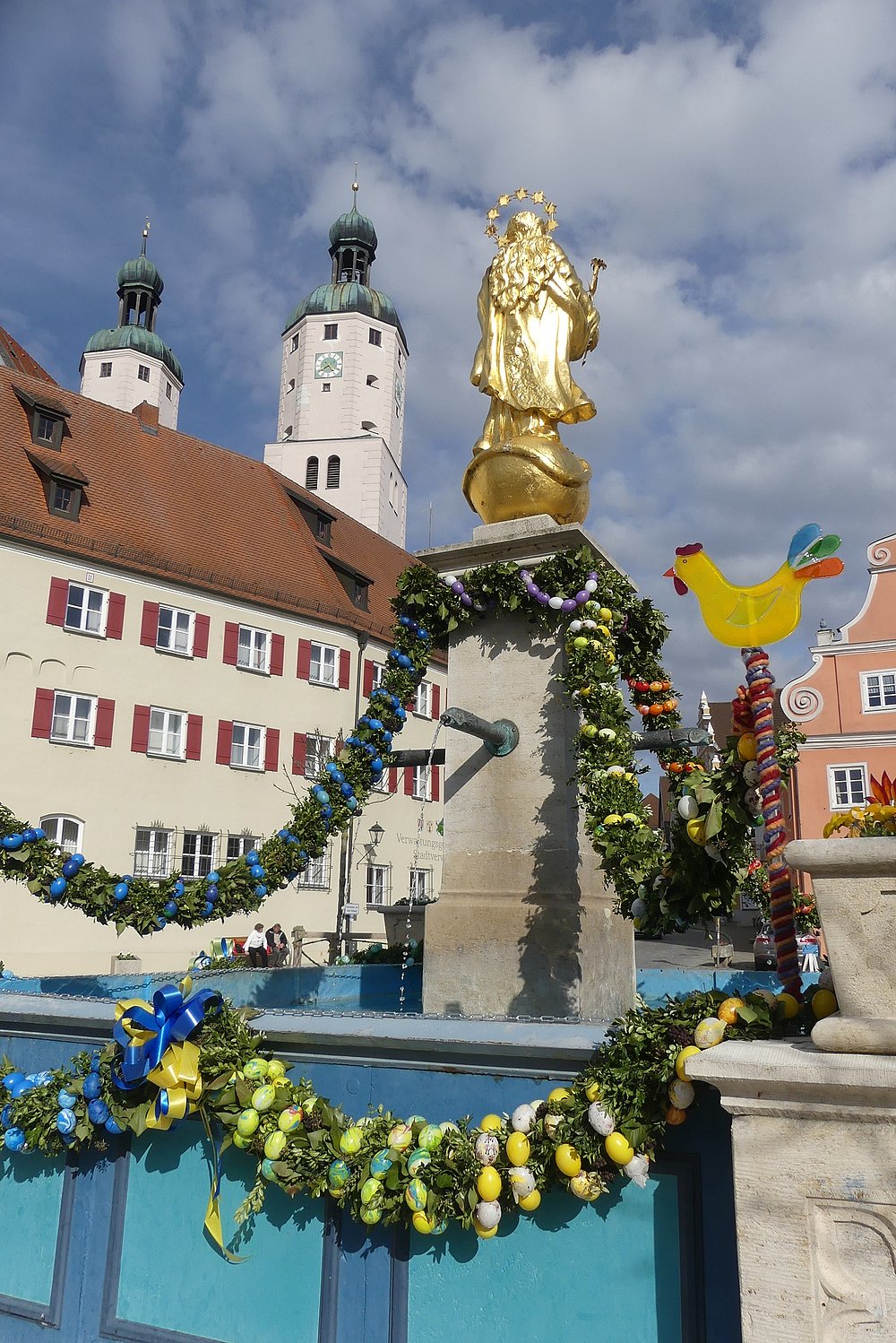Wemding am Markplatz an Ostern mit Osterbrunnen
