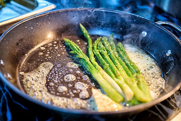 Spargel in der Pfanne