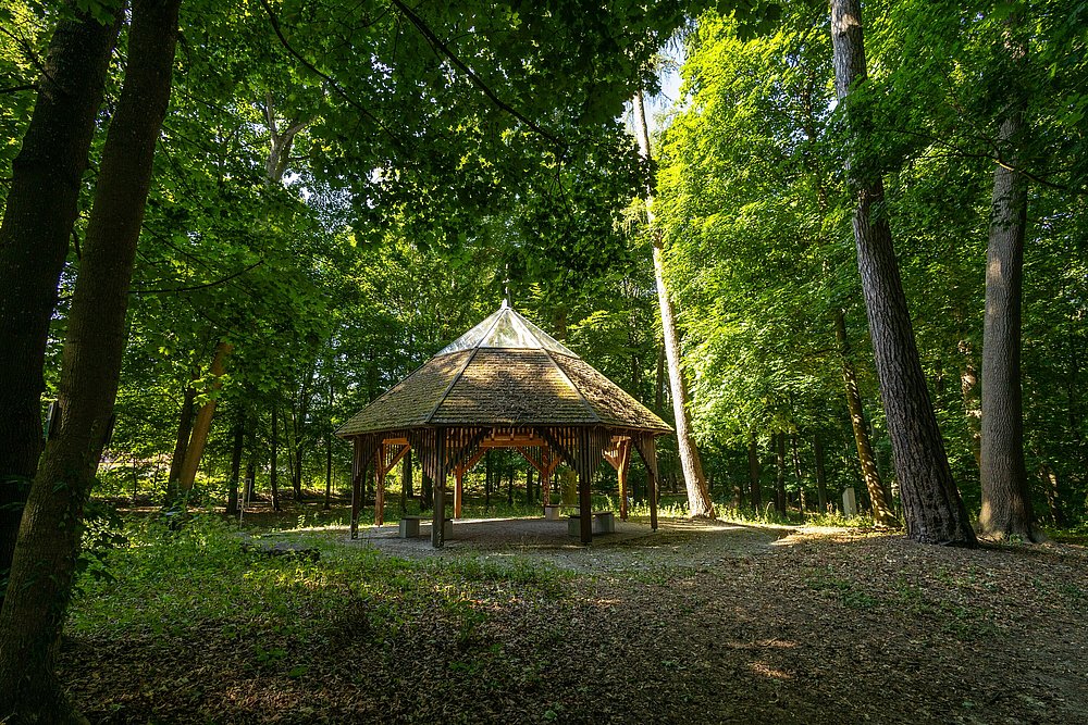 Holzpavillon im historischen Bürgerpark in Günzburg Holzpavillon im historischen Bürgerpark in Günzburg