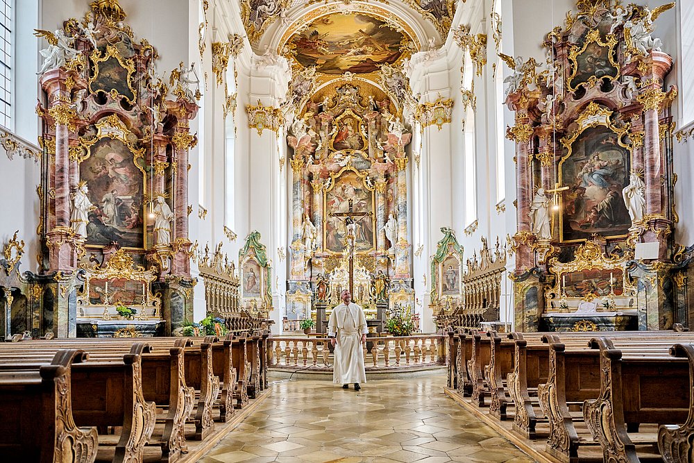 Die prächtige Klosterkirche in Roggenburg und ihr Pater Die prächtige Klosterkirche in Roggenburg und ihr Pater