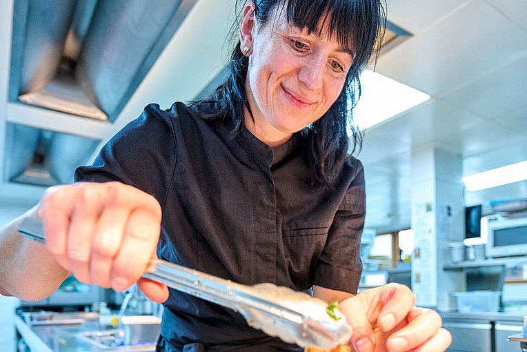 Stefanie Pröbstle in der Küche