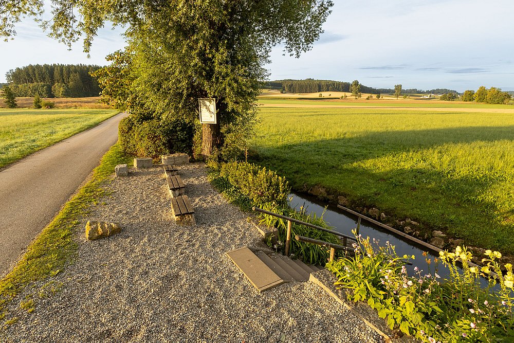 Kneippanlage in Laugna am Ortsrand zwischen Feldern