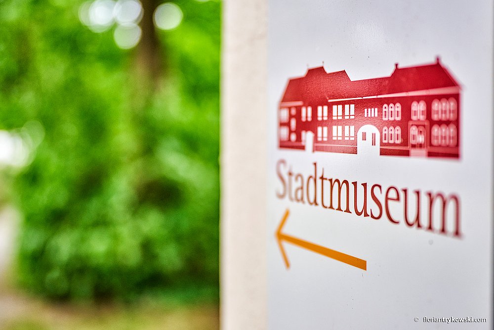 Schild zum Stadtmuseum Aichach