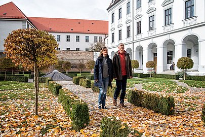 Paar im herbstlichen Innenhof des Augsburger Schatzler Palais 
