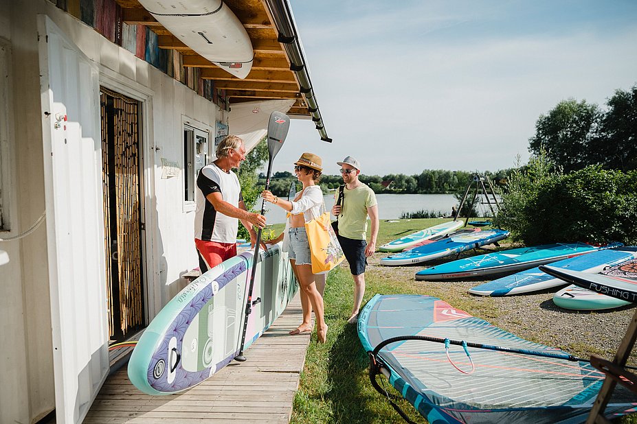 Päarchen leiht am Oberrieder Weiher SUPs aus Päarchen leiht am Oberrieder Weiher SUPs aus