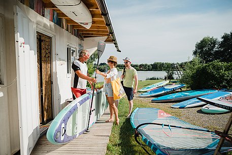 Päarchen leiht am Oberrieder Weiher SUPs aus