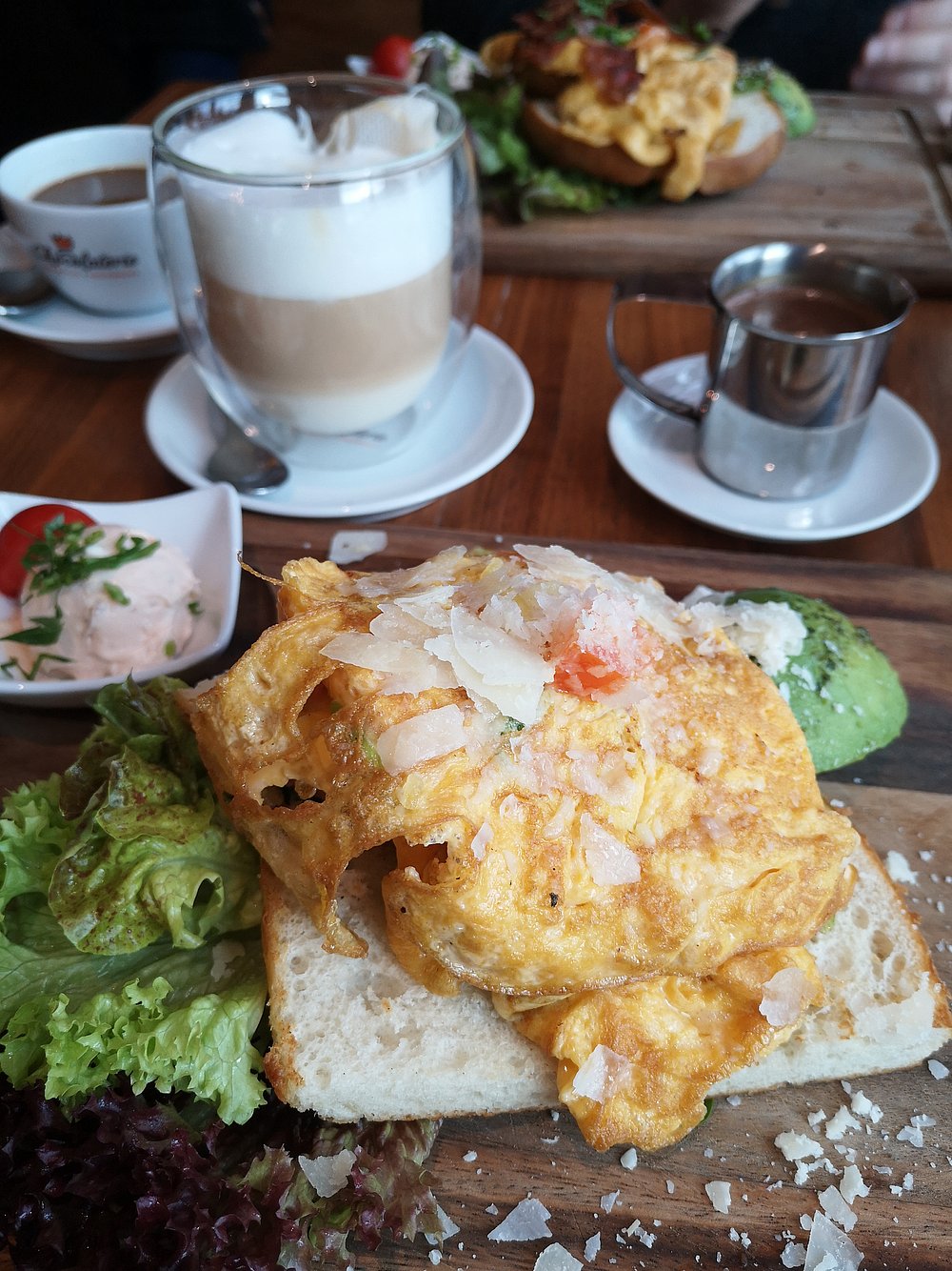Frühstückstisch mit Kaffee im Café Müller in Königsbrunn Frühstückstisch mit Kaffee im Café Müller in Königsbrunn