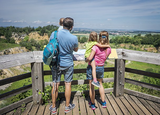 Familie auf der Aussichtsplattform Erlebnis-Geotop Lindle