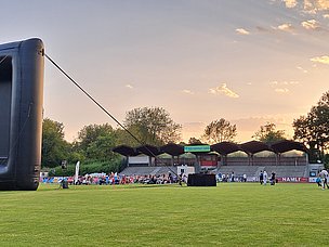 Kinosommer Königsbrunn mit Blick auf Publikum und untergehender Sonne