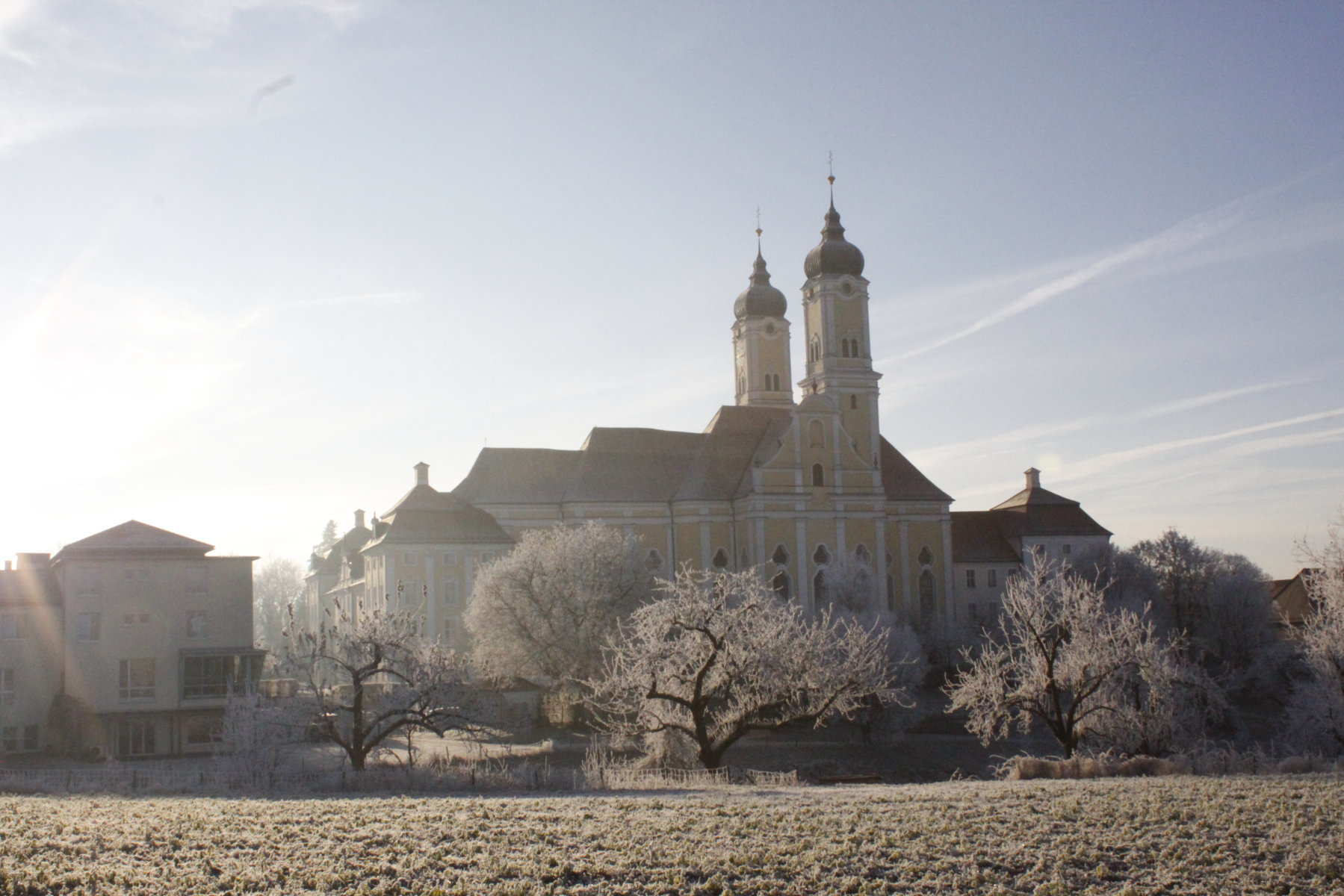 Kloster Roggenburg im Winter mit Adventsmarkt