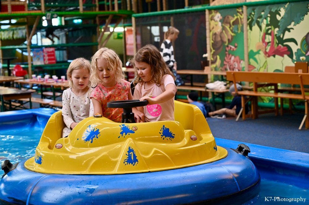 Drei Kinder haben Spaß in Jimmy's Funpark in Dasing