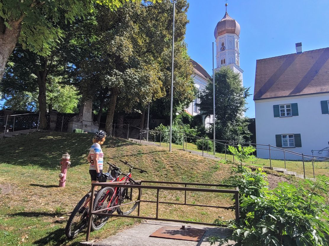 Blick auf die Edelstetter Kirche.