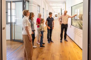 Führung im Museum im Wittelsbacher Schloss Friedberg, Foto Norbert Liesz_besch.jpg