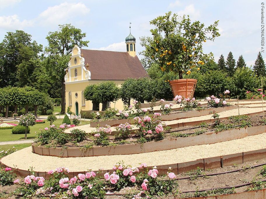 14249229_schloss-hohenaltheim-kapelle-im-garten.jpg