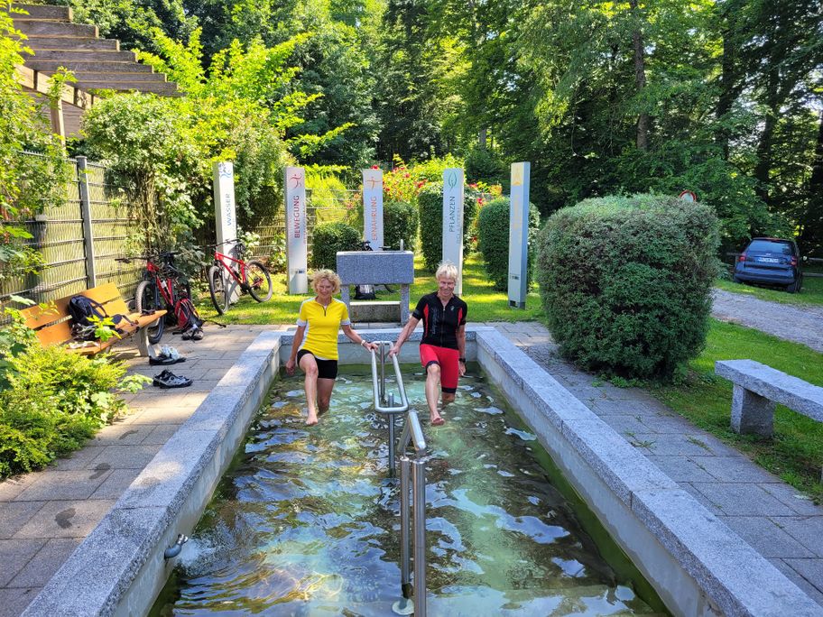 Kneippen bei der Naturtherme Bedernau.
