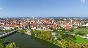 Digitale Panoramatour von multimaps 360: Blick über die Donau auf Lauingen mit dem Schimmelturm. © multimaps360.de