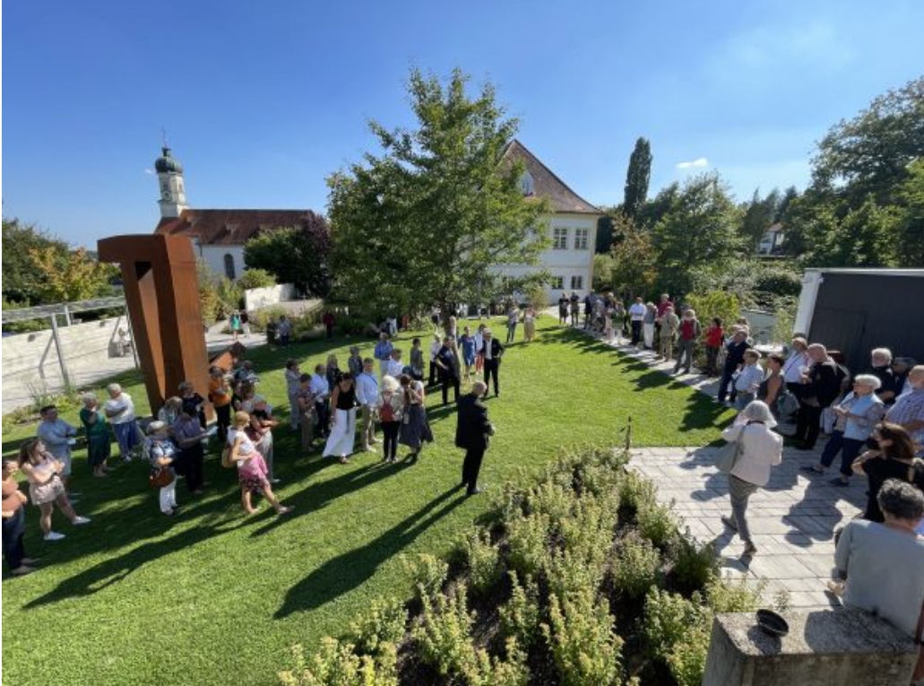 Vernissage Empfang außen.png