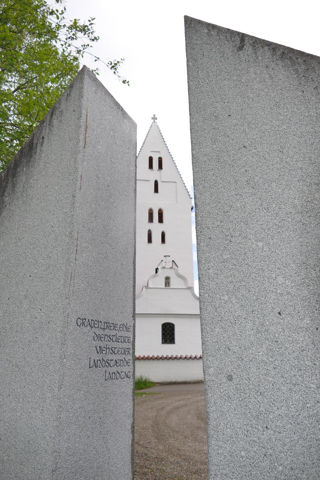 Denkmal mit Kirche_Echter.JPG